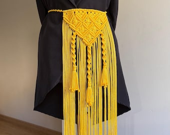 Cinturón artesanal con flecos mediante la técnica del macramé, un exquisito accesorio de moda.