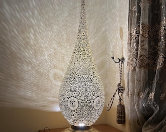 ハンドメイドの真鍮製モロッコフロアランプ：模様のあるスタンドライト