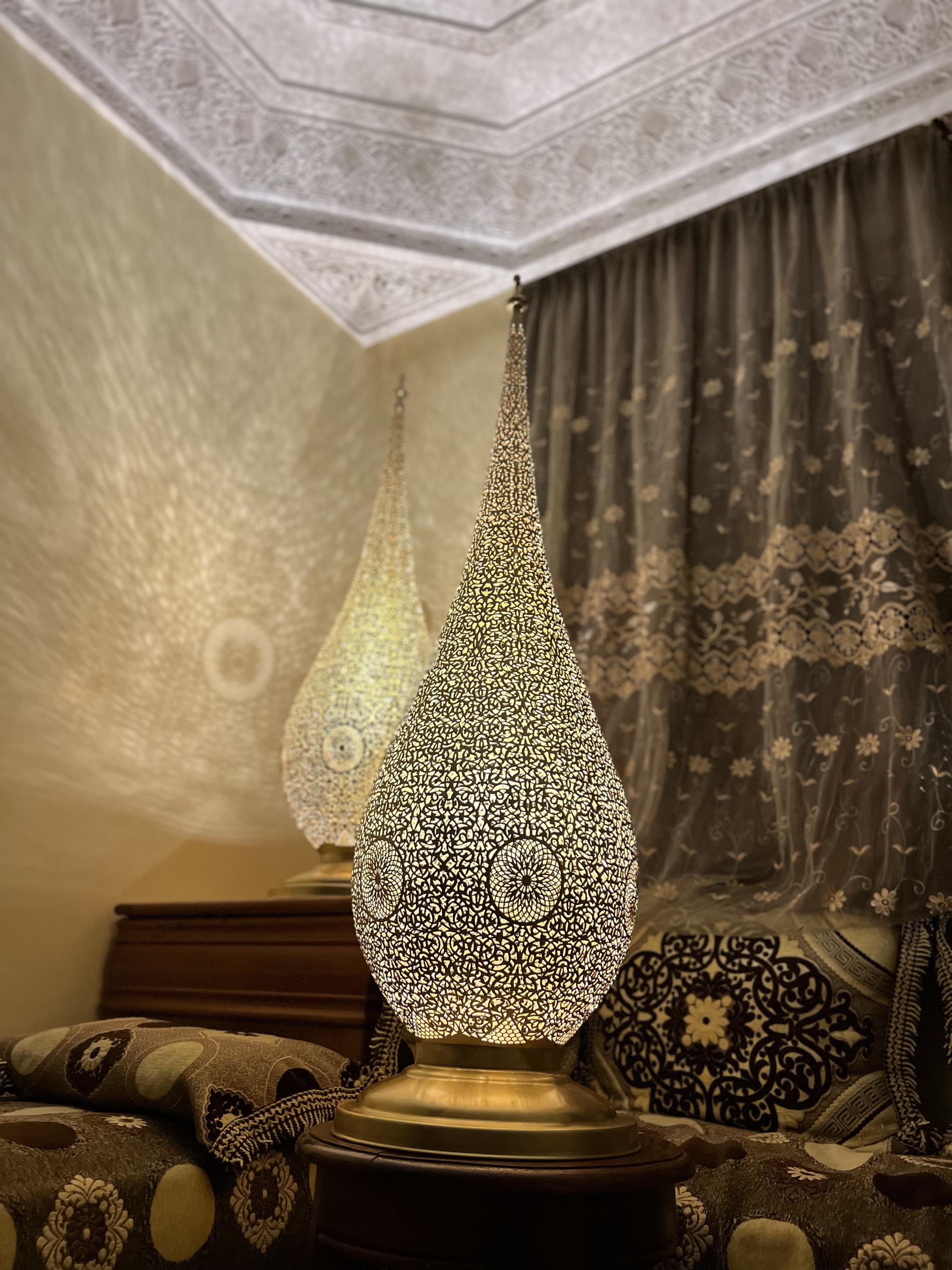 ハンドメイドの真鍮製モロッコフロアランプ：模様のあるスタンドライト