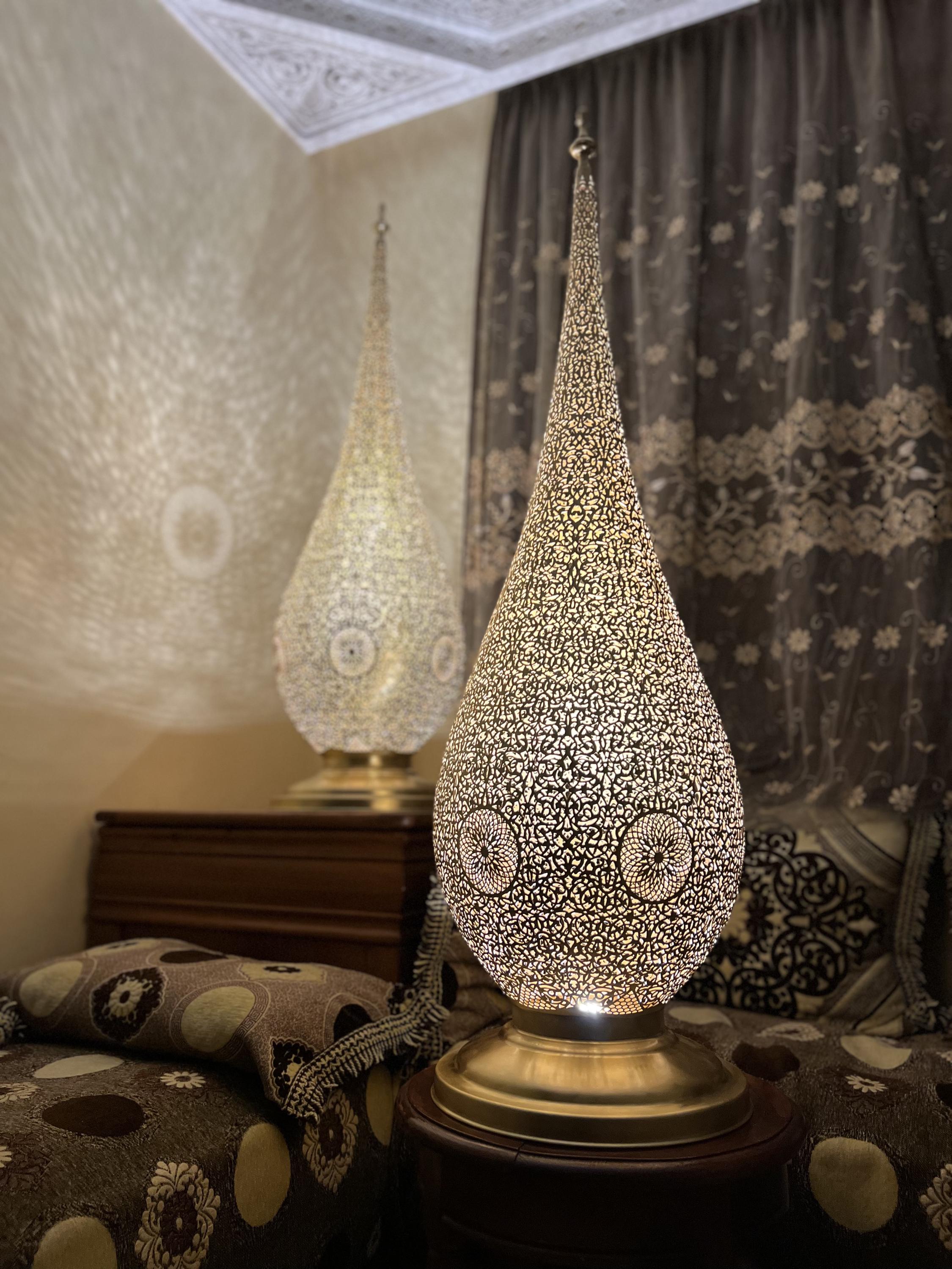 ハンドメイドの真鍮製モロッコフロアランプ：模様のあるスタンドライト