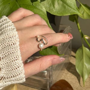 Adjustable 925 Sterling Silver Pearl Heart Ring, Modern Romantic Love Jewelry, Dainty Silver Heart Accent for Women, Gift for Her