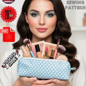Könnte beinhalten: Eine hellblaue Kosmetiktasche mit weißen Punkten, gefüllt mit Make-up-Pinseln, Lippenstiften und Lidschattenpaletten. Die Tasche wird von einer Person gehalten. Der Text auf dem Bild lautet "MAKEUP BAG SEWING PATTERN" und "PROMO SALE".