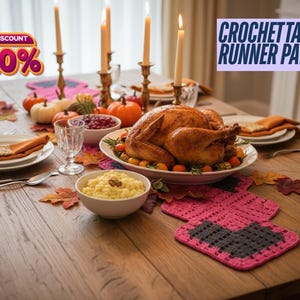 Puede incluir: Una mesa de Acción de Gracias con pavo asado, guarniciones y elementos decorativos. La mesa incluye un patrón de camino de mesa de ganchillo, velas, calabazas y hojas de otoño. La imagen también incluye una insignia de descuento del 20% y un icono de descarga PDF.
