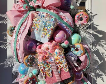 Weihnachtlicher rosa Kranz, Geschenkkranz. Süßigkeiten Kranz, Candyland.  Einzigartiger rosa Kranz.  Kleine Mädchenzimmer Deko