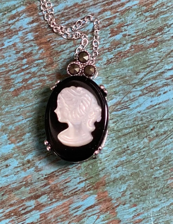 CAMEO NECKLACE with Mother of Pearl face over Blac