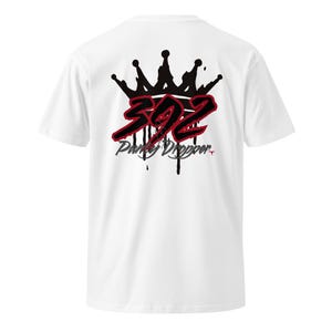 Könnte beinhalten: Weißes T-Shirt mit einem schwarzen Kronen-Design über der roten Zahl "392" und dem Schriftzug "Party Dropper" in einer stilisierten Schriftart. Das Design hat einen Tropfeffekt und wirkt auffällig.