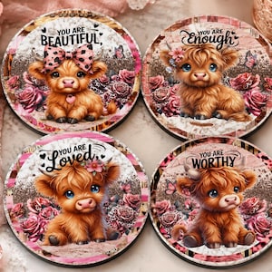 Puede incluir: Cuatro posavasos redondos con ilustraciones de terneros de las Tierras Altas esponjosos rodeados de rosas rosas y mariposas. Cada posavasos muestra el texto: You Are Beautiful, You Are Enough, You Are Loved y You Are Worthy sobre fondo brillante.