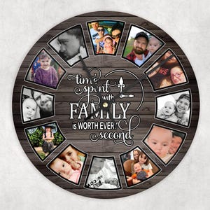 Könnte beinhalten: Eine runde Holzuhr mit rustikalem braunen Finish. Das Zifferblatt der Uhr hat einen weißen Hintergrund mit dem Text "Zeit mit der Familie verbracht ist jede Sekunde wert". Die Uhr ist mit 12 Fotos von Menschen verziert, jedes in einem separaten runden Rahmen.