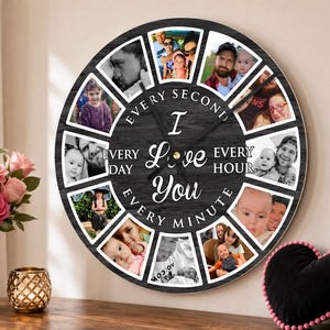 Puede incluir: Un reloj de pared redondo con acabado de veta de madera oscura que presenta doce marcos de fotos dispuestos en círculo. El centro muestra el texto blanco "I Love You" rodeado por las frases "Every Second," "Every Day," "Every Hour," y "Every Minute."
