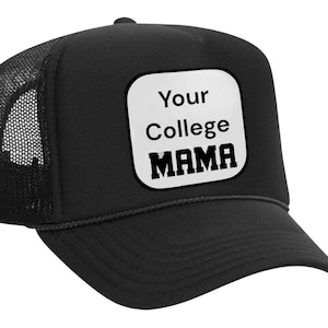 Puede incluir: Gorra de camionero negra con parte trasera de malla y visera curva. La parte delantera presenta un cuadrado blanco con el texto "Your College MAMA" en negro y en negrita. Un accesorio para eventos universitarios.