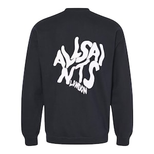 Può includere: Una felpa nera a maniche lunghe con una grafica bianca sul retro che dice "ALLSAINTS LONDON" in un font stilizzato.