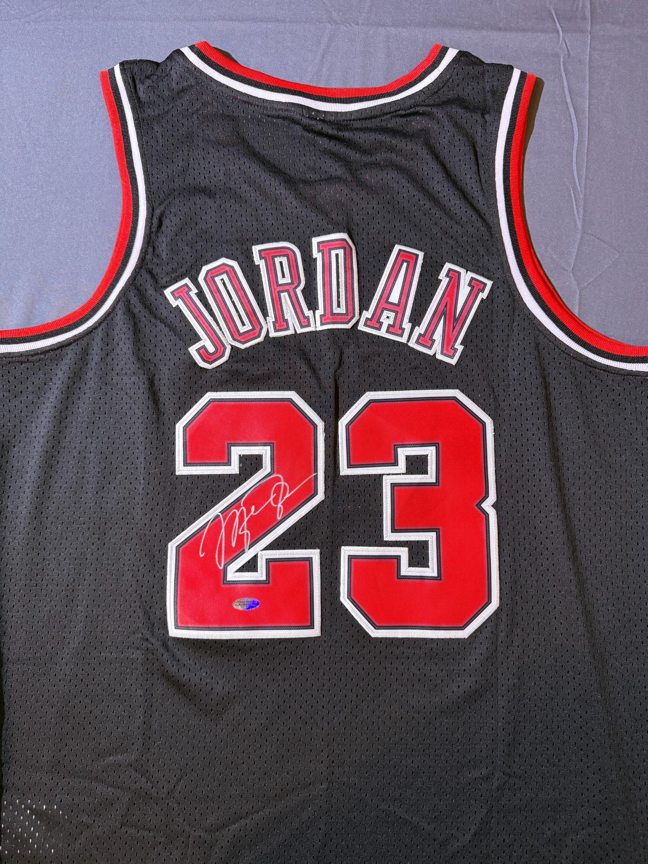 Chicago Bulls Michael Jordan Signed Jersey With COA | Authentic