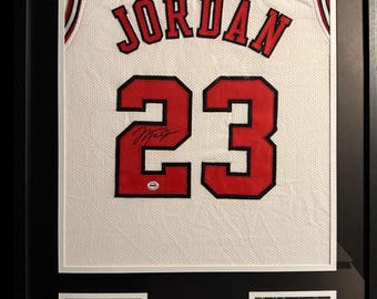 Camiseta de los Chicago Bulls firmada por Michael Jordan y enmarcada / Certificado de autenticidad de artículos de colección de la NBA