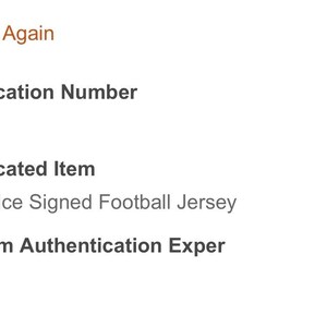 Op de afbeelding: Tekst op een witte achtergrond met de tekst "Authenticatienummer 3200616", "Geauthenticeerd item Travis Kelce Signed Football Jersey" en "Opmerking van authenticatie-expert Chiefs".