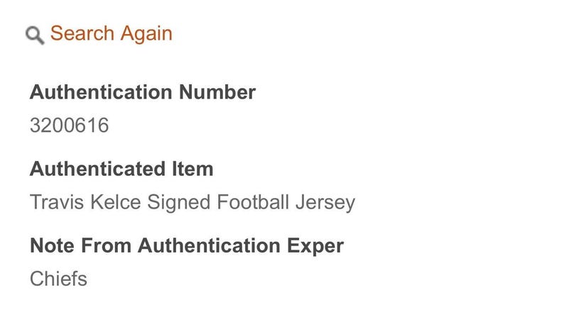 Op de afbeelding: Tekst op een witte achtergrond met de tekst "Authenticatienummer 3200616", "Geauthenticeerd item Travis Kelce Signed Football Jersey" en "Opmerking van authenticatie-expert Chiefs".
