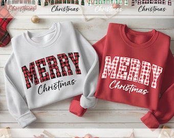Op de afbeelding: Twee crewneck sweatshirts, één witte en één rode, met "MERRY Christmas" op de voorkant gedrukt. Het woord "MERRY" heeft een ruitpatroon. De sweatshirts maken deel uit van een kerstcollectie kleding.