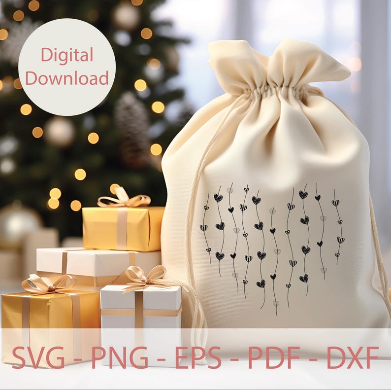 Op de afbeelding: Een witte stoffen cadeauzak met een zwart-wit ontwerp van harten op wijnstokken. De zak staat op een tafel met ingepakte cadeaus op de achtergrond. De tekst "SVG - PNG - EPS - PDF - DXF" staat onderaan de afbeelding.