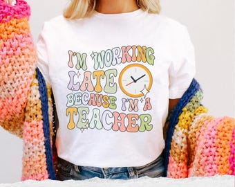 Jag jobbar sent för jag är en lärare - Komfortfärger - T-shirt, espresso, trendig lärart-t-shirt, rolig lärart-t-shirt, present till lärare