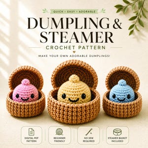 Puede incluir: Un patrón de ganchillo titulado DUMPLING & STEAMER con tres dumplings de peluche hechos a mano en rosa, amarillo y azul, cada uno dentro de una cesta de vapor tejida a ganchillo marrón. El texto incluye QUICK, EASY, ADORABLE y MAKE YOUR OWN ADORABLE DUMPLINGS!