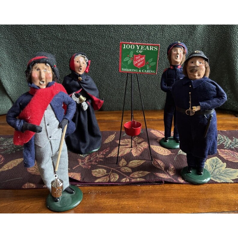 Byers Choice Carolers Salvation Army 4 Figures Plus Red Kettle,