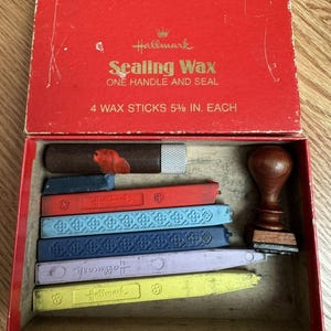 Kit de sellos y lacre vintage Hallmark, 5 barras de lacre y 1/2 y 2 sellos, letra K