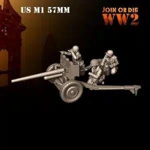 Peut inclure: Un canon antichar US M1 de 57 mm en métal gris avec trois soldats en uniforme militaire debout à côté. Le canon est sur roues et a un long canon. Les soldats tiennent des fusils. L'image contient le texte "JOIN OR DIE WW2" dans le coin supérieur droit.