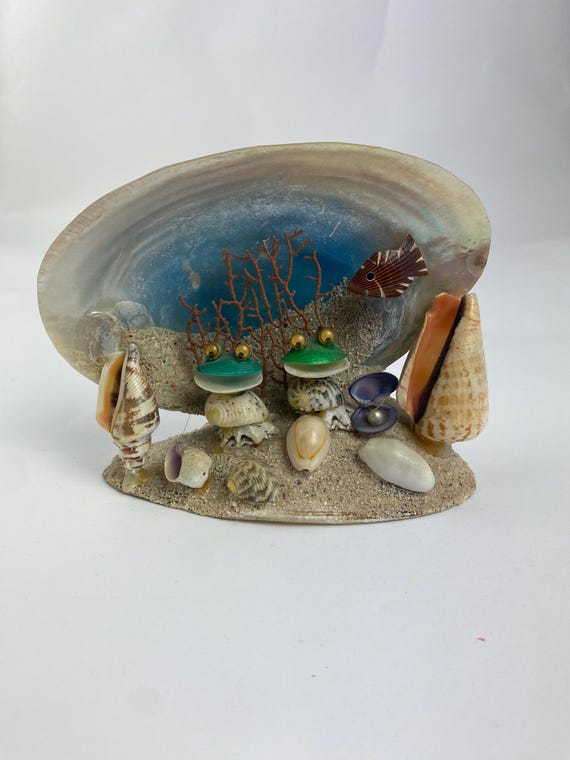 Vintage Shell Diorama With Frogs, Kitsch Folk Art Seashell
