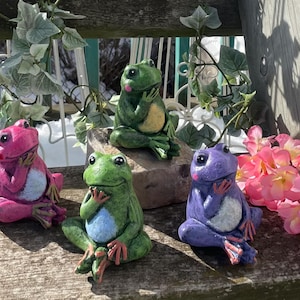 Figura de rana de cemento pintada a mano: estatua de jardín para interior y exterior, caprichosa, decoración de porche y patio.