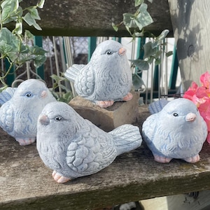 Handbemalte Singvogel-Statue aus Zement: Gartendekoration für drinnen und draußen