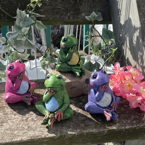 Estatueta de sapo em cimento pintada à mão: Estátua para jardim, para uso interno e externo, com um toque lúdico, ideal para decoração de varanda e pátio.
