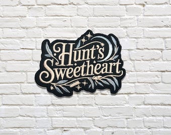 Hunt's Sweetheart-patch – Crescent City geborduurde opstrijkpatch voor fantasy-romanlezers
