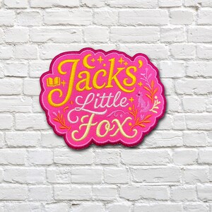 Jacks Little Fox Patch för bokälskare och romantikläsare som läser "Once Upon a Broken Heart"