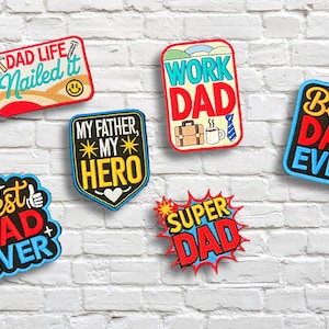 Könnte beinhalten: Eine Sammlung bunter, gestickter Aufnäher mit Texten wie "DAD LIFE Nailed it", "WORK DAD" und "Best DAD EVER". Die Aufnäher sind in verschiedenen Formen und Farben gehalten, ideal für den Vatertag. Maße sind nicht zutreffend.