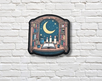 Parche Biblioteca a la Luz de la Luna: Insignia Termoadhesiva Impresa con un toque de Libro y Brujería
