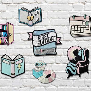 Puede incluir: Colección de parches bordados con temática de libros. Los diseños incluyen un libro abierto con cerradura y llave, una estantería, un calendario, un libro con una pancarta que dice "FIRST EDITION", un libro con un rayo, un gusano de libro y una persona leyendo en una silla.