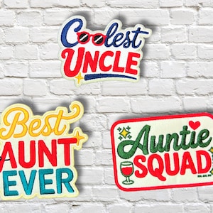 Può includere: Toppe ricamate con testo: "Coolest UNCLE" con occhiali da sole, "Best AUNT EVER" con un bicchiere di vino e "Auntie SQUAD" con un bicchiere di vino e un cuore. Le toppe sono rosse, blu, gialle e verdi.