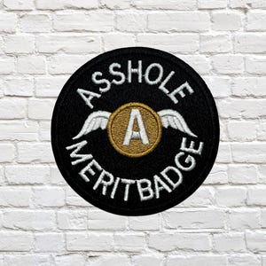 Asshole Merit Badge Patch – Rolig broderad stryklapp för sarkastiska skämtgåvor och vänner