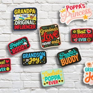 Könnte beinhalten: Eine Sammlung farbenfroher, gestickter Aufnäher mit Aufschriften wie "Opa, der ursprüngliche Influencer", "Poppas Buddy" und "Bester Enkel aller Zeiten". Die Aufnäher haben verschiedene Schriftarten und Designs.