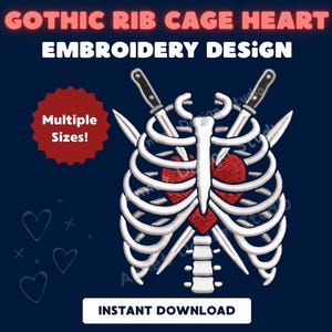Könnte beinhalten: Ein Stickmuster mit einem weißen Brustkorb, der ein rotes Herz umschließt, das von zwei gekreuzten Dolchen durchbohrt wird. Der Text lautet GOTHIC RIB CAGE HEART EMBROIDERY DESIGN, Multiple Sizes! und INSTANT DOWNLOAD auf dunkelblauem Grund.