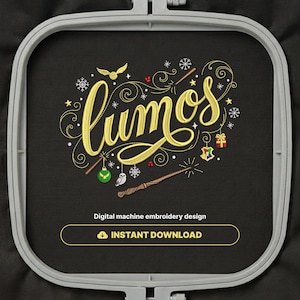 Puede incluir: Un diseño de bordado a máquina digital en un bastidor gris sobre tela negra. El diseño presenta la palabra "lumos" en cursiva dorada, rodeada de iconos bordados que incluyen una snitch dorada, copos de nieve, varitas, una lechuza blanca, un regalo y un escudo. El texto dice "Digital machine embroidery design" e "INSTANT DOWNLOAD".