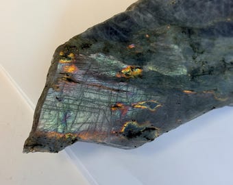 Labradorit, polierte Gesteinsplatte, schimmernd blaugrau, Labradoreszenz, Mineralienproben, Sammlerstück für Steinsammler