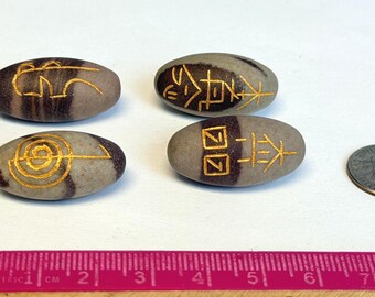 Set aus vier Shiva Lingam Reiki Steinen mit vergoldetem Symbol / Sigil Carving, Metaphysischer Gebrauch, Heilung, Kraft