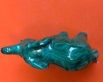 Geschnitzte Elefantenfigur aus Malachit | Polierte Tierstatue aus grünem Stein, Herkunft: Afrikanisch-Kongo