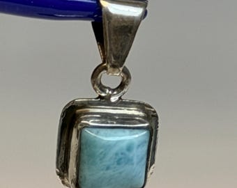 Larimar-Anhänger aus Sterlingsilber | Kristallblauer, geschnitzter Stein, 925
