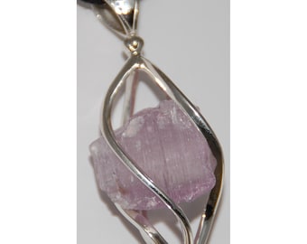 Colgante de kunzita de plata de ley 925 con delicado cristal rosa en bruto.