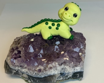 Dinosaurierfigur auf rohem Amethystkristall | Statue, Grüne Eidechse