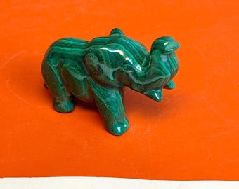 Geschnitzte Elefantenfigur aus Malachit | Polierte Tierstatue aus grünem Stein, Herkunft: Afrikanisch-Kongo