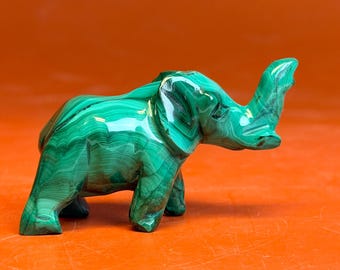 Geschnitzte Elefantenfigur aus Malachit | Polierte Tierstatue aus grünem Stein, Herkunft: Afrikanisch-Kongo
