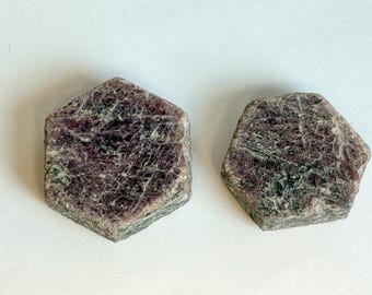 Rubin Natürliche Form Sechseckiges Rohsteinpaar | Beryll, Dunkelgrau Rot Braun