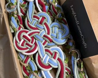 Aangepast handvast koord, kruisknoop huwelijksceremonie, bloemenaccenten, gepersonaliseerd gevlochten, maximaal 2 binnenkleuren